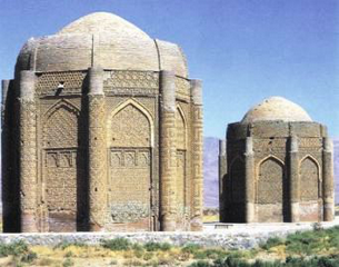 Les tours jumelles de Kharaghân en Iran furent construites en 1053. Les princes seldjoukides y étaient inhumés. 